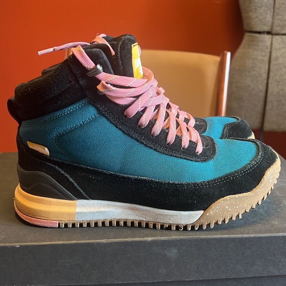 The North Face Back to Berkeley W hikers 7.5/38.5 - Picture 2 of 8